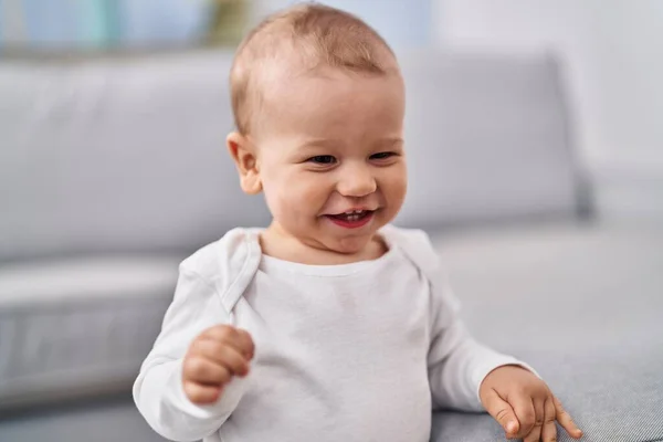 Criança Adorável Sorrindo Confiante Casa — Fotografia de Stock