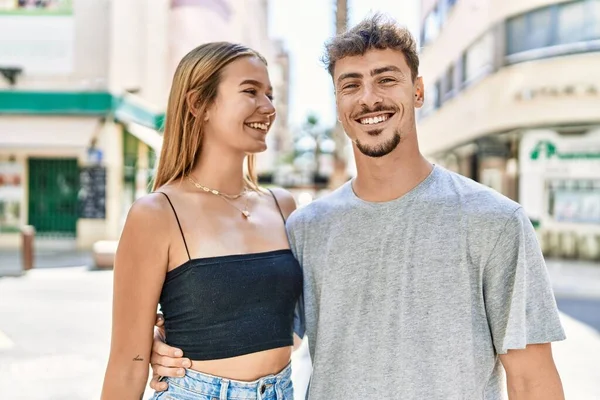 Genç Spanyol Çift Mutlu Bir Şekilde Gülümsüyor Şehirde Birbirlerine Sarılıyorlar — Stok fotoğraf