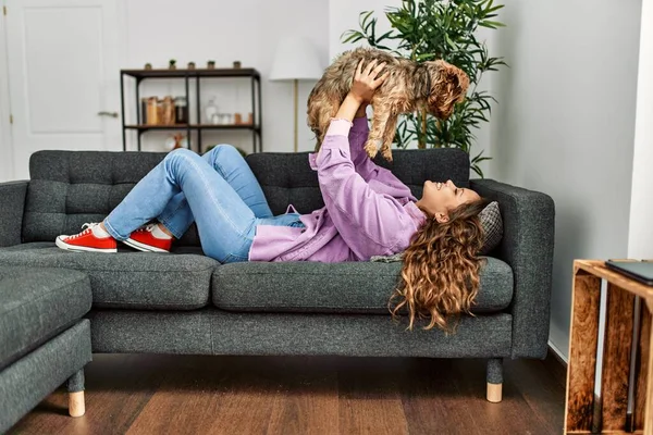 Jovem Bela Mulher Hispânica Abraçando Cão Deitado Sofá Casa — Fotografia de Stock