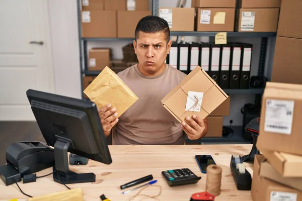 Jovem Hispânico Trabalhando Comércio Eletrônico Pequenas Empresas Segurando Pacotes Céticos — Fotografia de Stock
