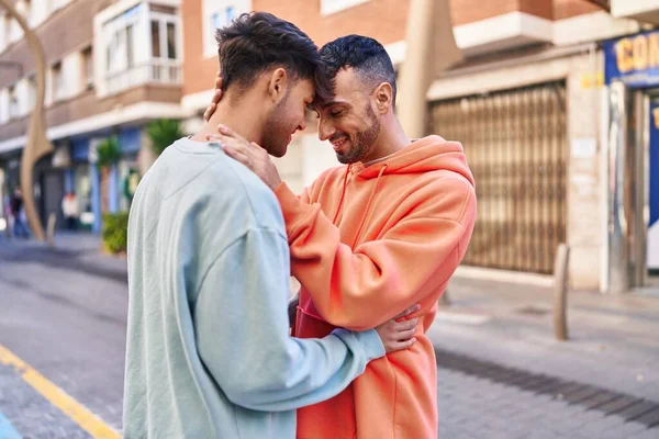Dois Homens Casal Abraçando Uns Aos Outros Rua — Fotografia de Stock