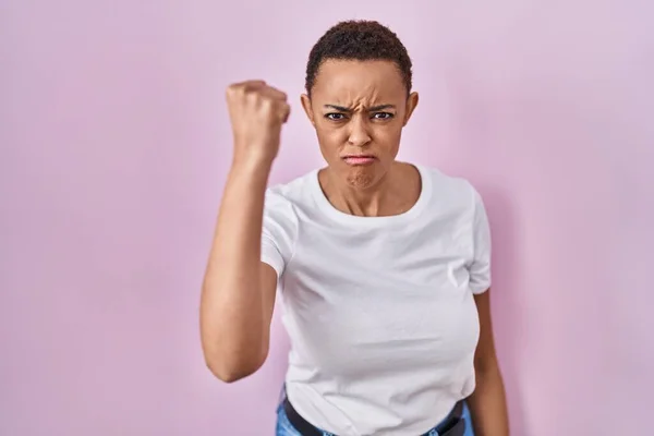 Hermosa Mujer Afroamericana Pie Sobre Fondo Rosa Enojado Loco Levantando — Foto de Stock