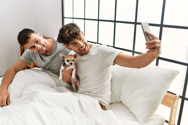 Dois Homens Hispânicos Casal Fazer Selfie Pelo Smartphone Sentado Cama — Fotografia de Stock