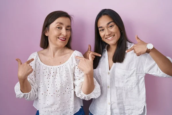 Hispanische Mutter Und Tochter Sehen Zusammen Selbstbewusst Mit Einem Lächeln — Stockfoto