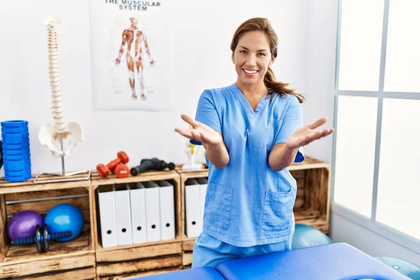 Středního Věku Hispánský Fyzioterapeut Žena Pracující Bolesti Zotavení Klinika Úsměv — Stock fotografie