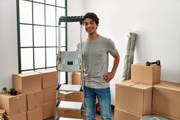 Jovem Hispânico Homem Sorrindo Feliz Segurando Escada Nova Casa — Fotografia de Stock