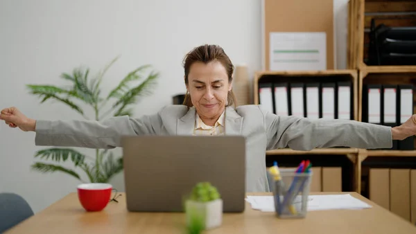 Střední Věk Hispánská Žena Obchodní Pracovník Unavený Strečink Arms Office — Stock fotografie