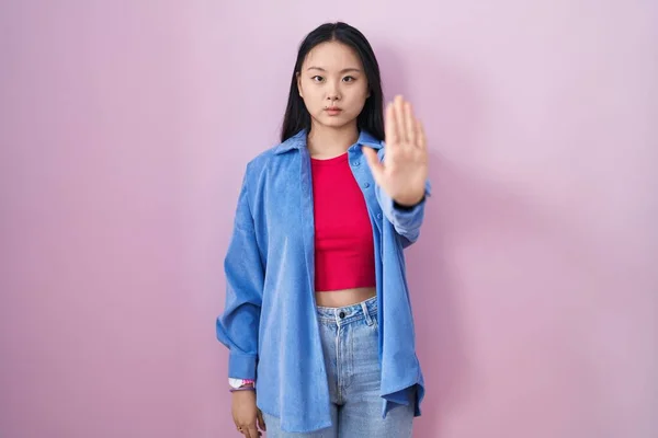 Jonge Aziatische Vrouw Staat Roze Achtergrond Doen Stoppen Met Zingen — Stockfoto