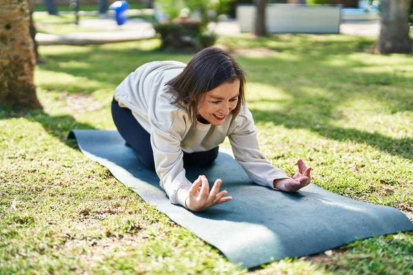 Mujer Mediana Edad Sonriendo Seguro Formación Yoga Parque —  Fotos de Stock