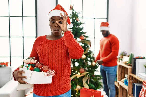 Jovem Casal Afro Americano Junto Árvore Natal Fazendo Gesto Chocado — Fotografia de Stock