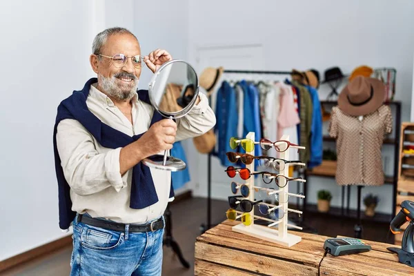 Älterer Grauhaariger Mann Lächelt Selbstbewusst Mit Brille Bekleidungsgeschäft — Stockfoto