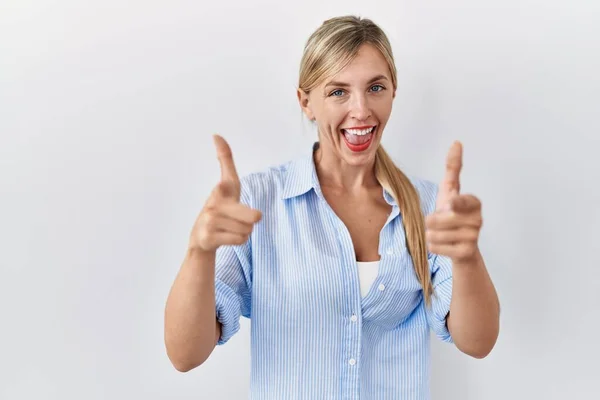 Beyaz Arka Planda Duran Güzel Sarışın Kadın Mutlu Komik Yüzlü — Stok fotoğraf