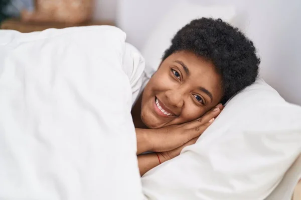 Afro Amerikalı Kadın Yatakta Kendinden Emin Bir Şekilde Yatarken Gülümsüyor — Stok fotoğraf