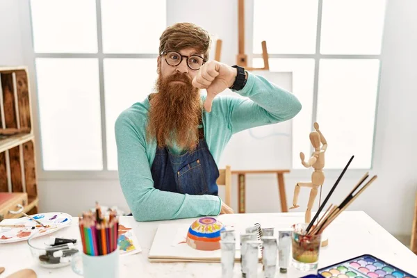 红头发的男人 留着长胡子 在艺术工作室里画着黏土碗 看起来很不高兴 很生气 表现出拒绝和负面的手势 不好的表达方式 — 图库照片