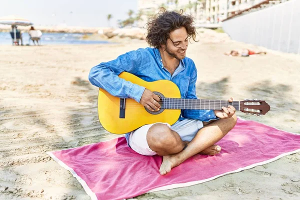 Jovem Hispânico Tocando Guitarra Clássica Sentado Areia Praia — Fotografia de Stock