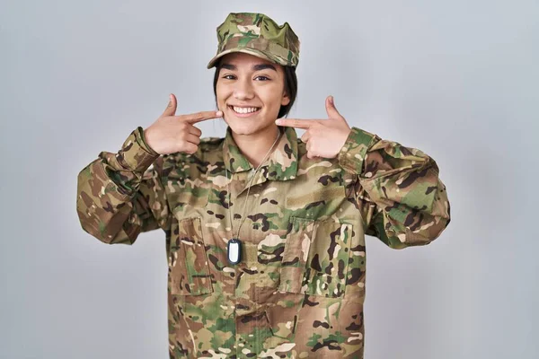 Jonge Zuid Aziatische Vrouw Draagt Camouflage Legeruniform Glimlachend Vrolijk Tonen — Stockfoto
