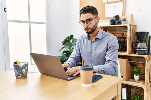Hombre Árabe Joven Usando Portátil Trabajando Oficina —  Fotos de Stock