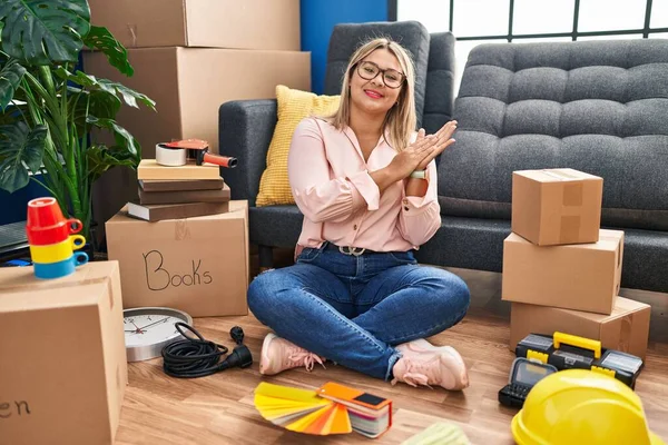 Young Hispanic Woman Moving New Home Sitting Floor Clapping Applauding — Stock Photo, Image