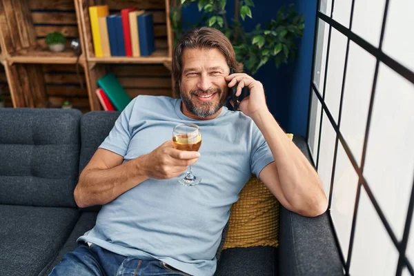 Homem Meia Idade Falando Smartphone Bebendo Vinho Casa — Fotografia de Stock