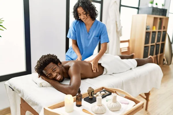 Jeune Physiothérapeute Femme Souriante Heureuse Redonnant Massage Homme Afro Américain — Photo
