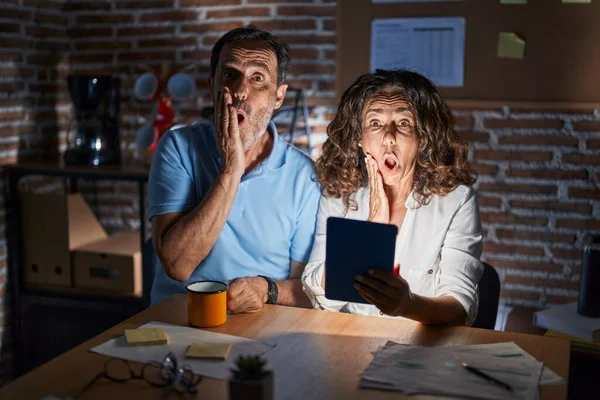 Coppia Ispanica Mezza Età Che Usa Touchpad Seduto Sul Tavolo — Foto Stock