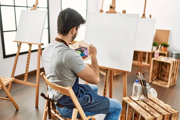 Jovem Artista Hispânico Homem Onback Vista Pintura Estúdio Arte — Fotografia de Stock