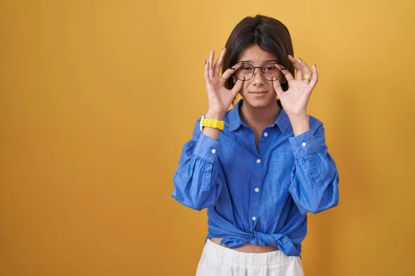 Mladá Dívka Stojící Nad Žlutým Pozadím Snaží Otevřít Oči Prsty — Stock fotografie