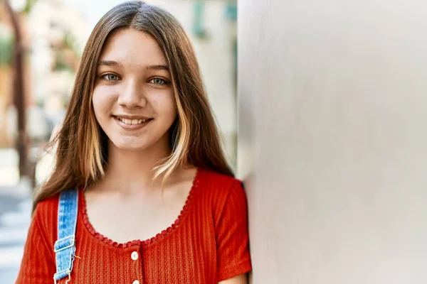Kavkazský Teenager Dívka Usměvavý Šťastný Stojící Městě — Stock fotografie