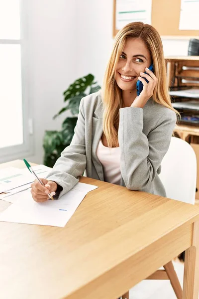 Jonge Kaukasische Zakenvrouw Praten Smartphone Werken Kantoor — Stockfoto