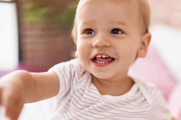 Adorable Niño Sonriendo Confiado Sentado Cama Dormitorio — Foto de Stock