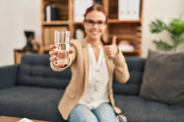 Молода Біла Жінка Пропонує Склянку Води Усміхнений Щасливий Позитивний Великий — стокове фото