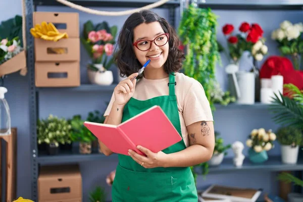 Young Woman Florist Smiling Confident Reading Book Florist — Stockfoto