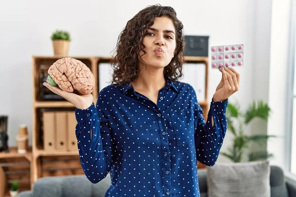 Ung Brunett Kvinna Håller Hjärna Och Piller Som Psykisk Hälsa — Stockfoto