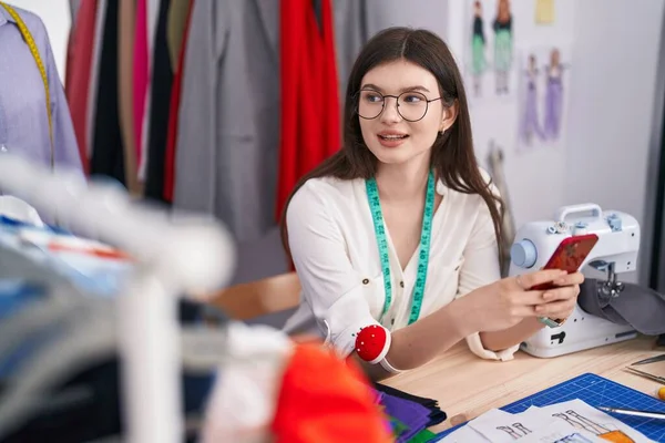 Ung Kaukasisk Kvinna Skräddarsy Leende Säker Med Hjälp Smartphone Skräddare — Stockfoto