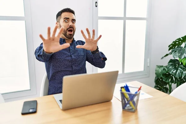 Young Hispanic Man Beard Working Office Laptop Afraid Terrified Fear — Stock Photo, Image
