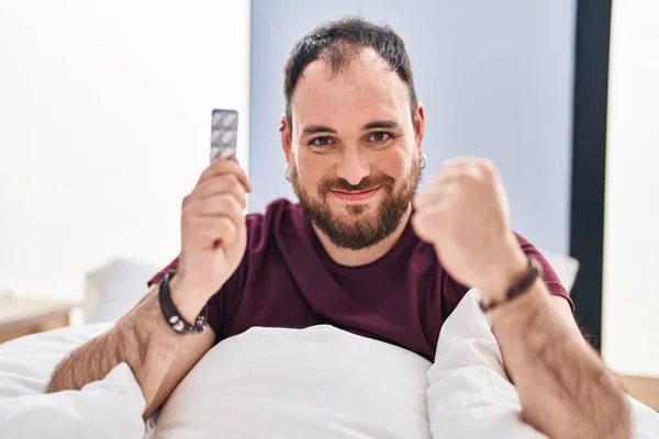 Size Hispanic Man Beard Bed Holding Pills Screaming Proud Celebrating — Foto de Stock