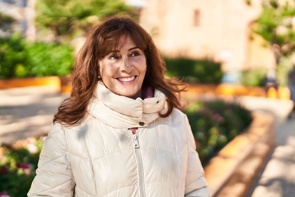 Mulher Meia Idade Sorrindo Confiante Parque — Fotografia de Stock