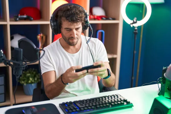 Fiatal Spanyol Férfi Streamer Videojáték Segítségével Okostelefon Zenei Stúdió — Stock Fotó