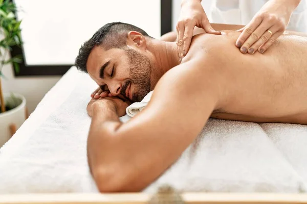 Giovane Uomo Ispanico Avendo Massaggio Alla Schiena Centro Bellezza — Foto Stock