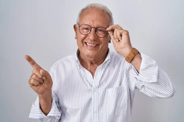 Homem Sênior Com Cabelos Grisalhos Segurando Óculos Com Mão Sorrindo — Fotografia de Stock