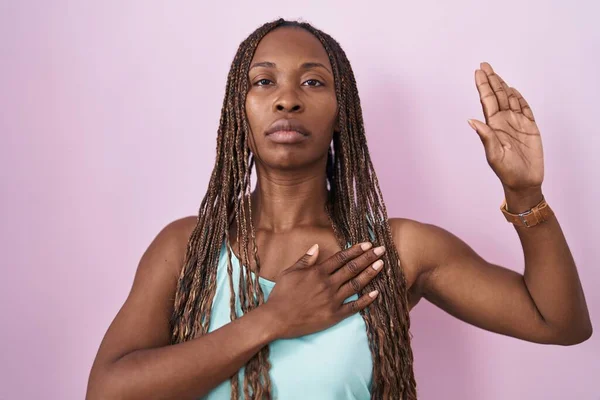 Africano Americano Mulher Sobre Fundo Rosa Jurando Com Mão Peito — Fotografia de Stock