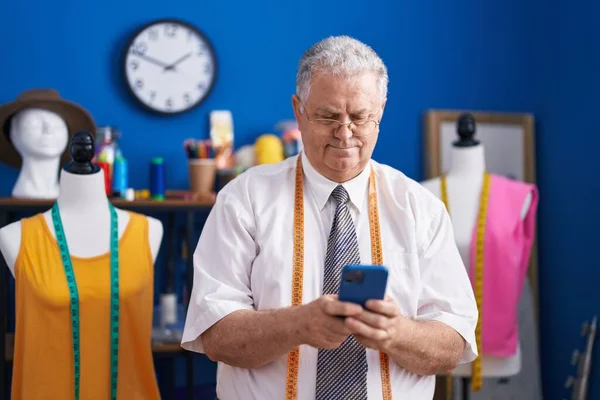 Medelålders Gråhårig Man Skräddarsy Leende Säker Med Hjälp Smartphone Skräddare — Stockfoto