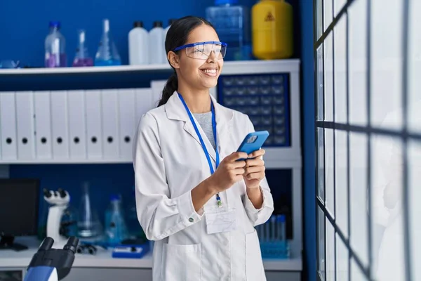 Joven Científica Afroamericana Usando Smartphone Laboratorio —  Fotos de Stock