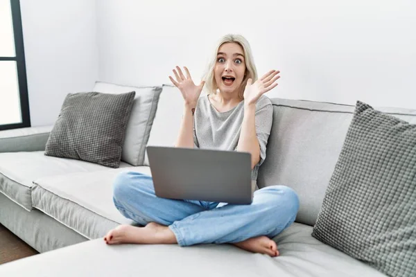 Genç Beyaz Bir Kadın Evinde Dizüstü Bilgisayar Kullanıyor Kanepede Oturmuş — Stok fotoğraf