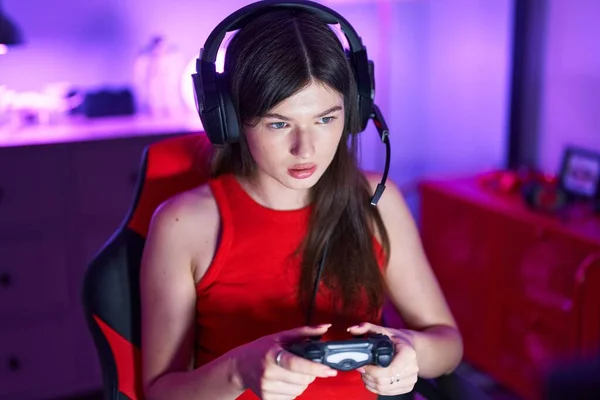 Jovem Caucasiano Mulher Streamer Jogar Videogame Usando Joystick Sala Jogos — Fotografia de Stock