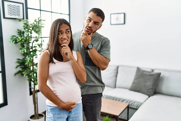 Jong Interraciaal Paar Verwacht Een Baby Aanraken Van Zwangere Buik — Stockfoto