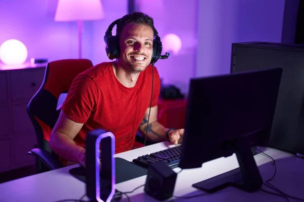 Junger Hispanischer Mann Spielt Videospiel Mit Computer Spielothek — Stockfoto