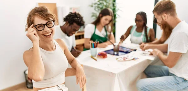 Gruppo Persone Che Disegnano Sedute Sul Tavolo Donna Caucasica Sorridente — Foto Stock