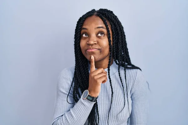 Africano Americano Mulher Sobre Fundo Azul Pensando Concentrou Sobre Dúvida — Fotografia de Stock