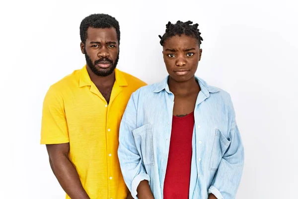 Jeune Couple Afro Américain Portant Des Vêtements Décontractés Sceptiques Nerveux — Photo
